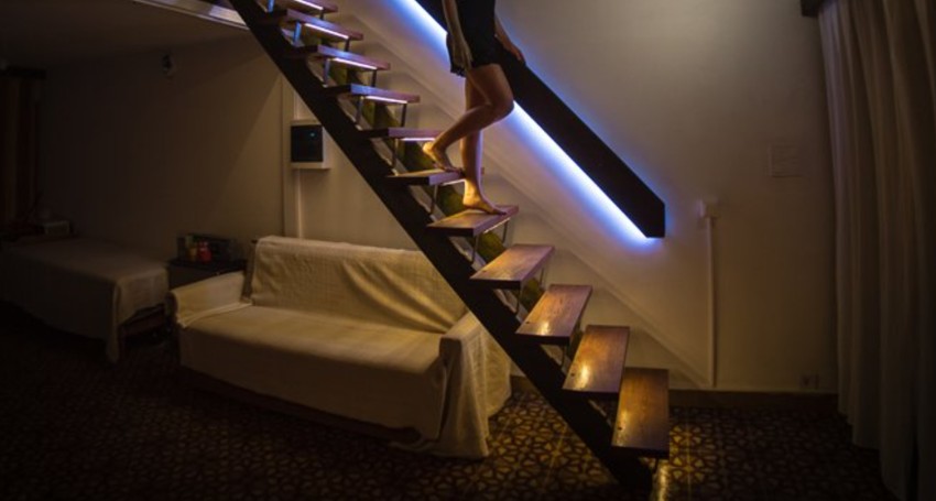 Đèn LED cảm ứng bước đi bậc cầu thang