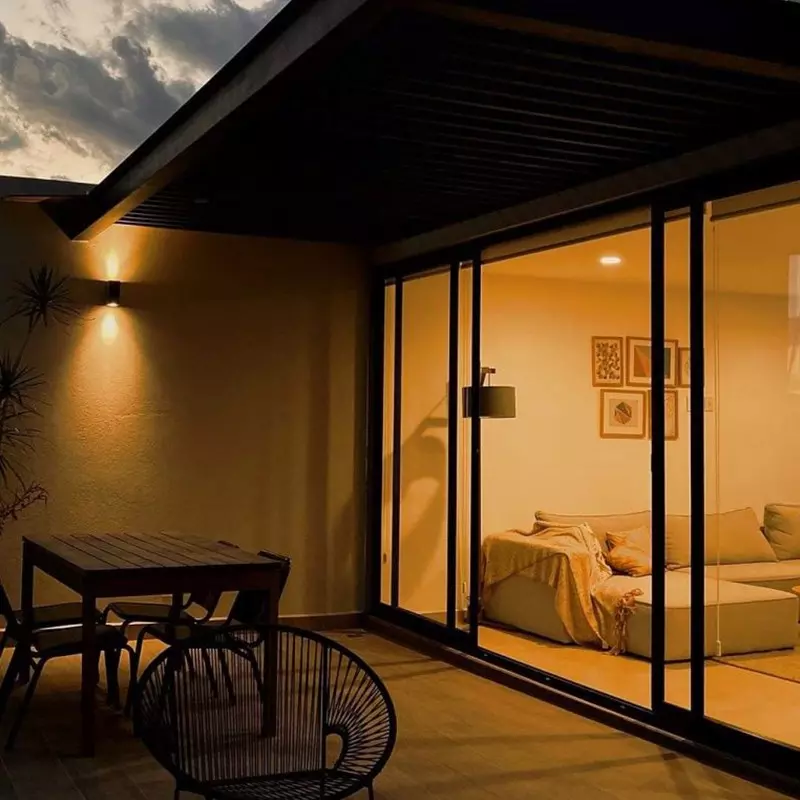 Đèn LED gắn tường ban công bán nguyệt