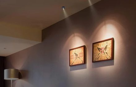 Đèn Spotlight Chiếu Tranh: Khái niệm, Cách Chọn Góc Chiếu, Công Suất Và Bố Trí Đẹp