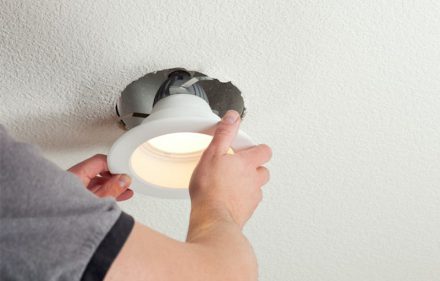 TOP 5 cách thay đèn LED âm trần đơn giản, nhanh chóng tại nhà